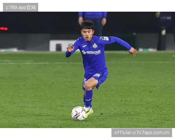 久保建英因非欧名额限制从未代表皇马出战，最终以低价永久转会皇家社会。